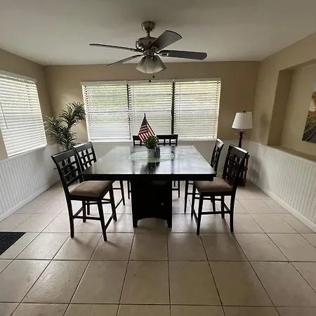 Beautiful 3 Bedroom House In Fort Lauderdale! Hot Tub And Great Location!